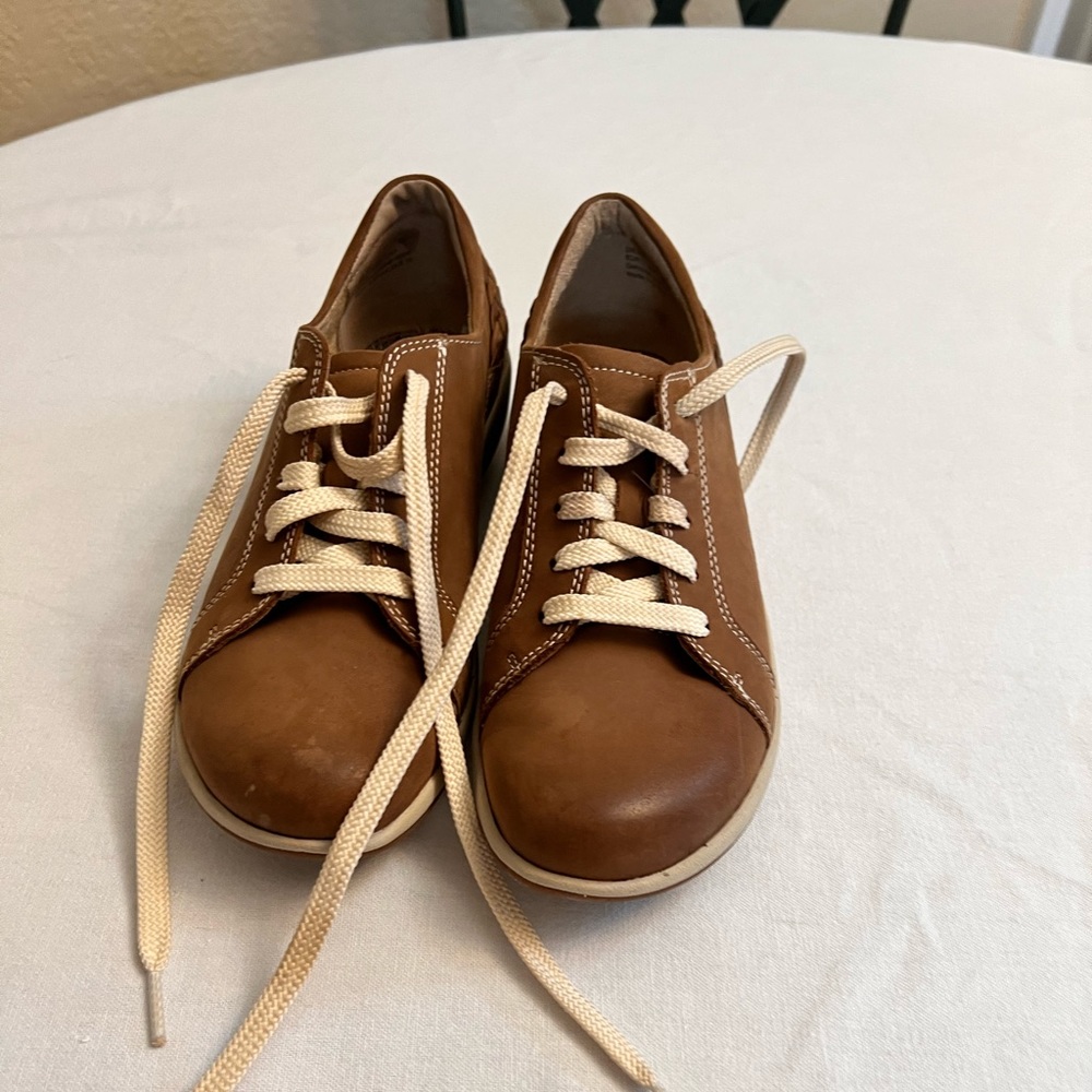 Aetrex women’s shoes  size 7 leather comfort shoes lace up color Camel